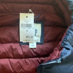 Gap lightweight vest size small.  Never worn
